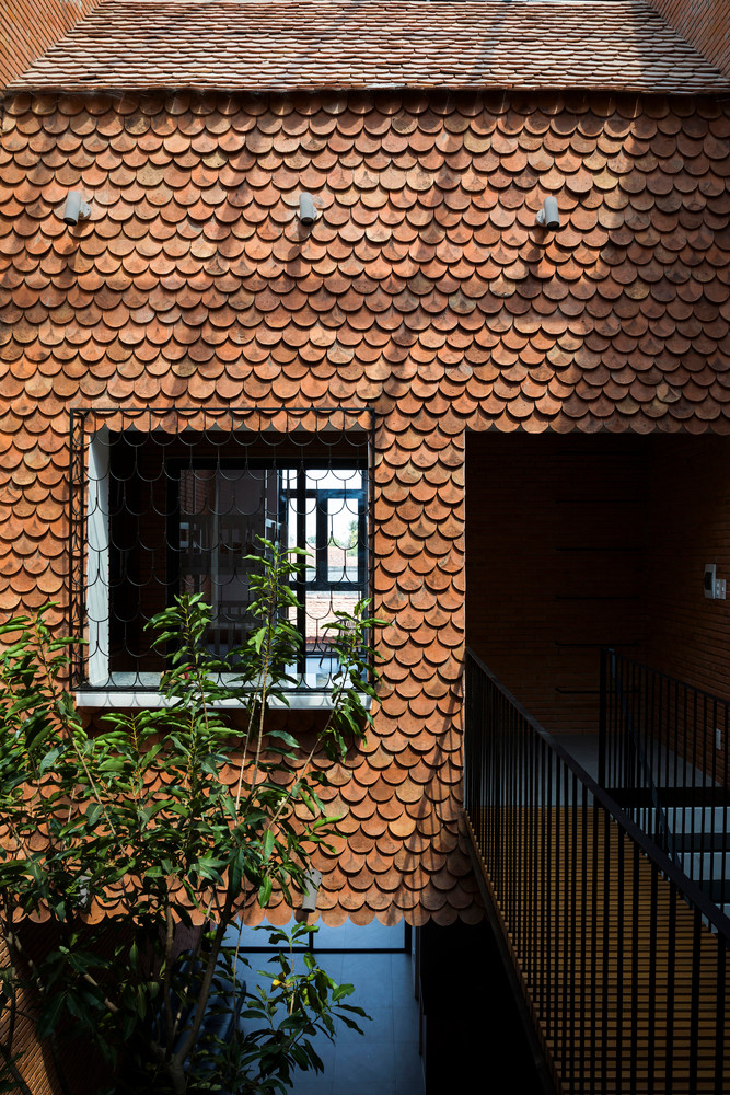 Vật liệu là một trong những yếu tố tạo nên chất riêng của công trình. Theo đó, ngói vảy cá từ ngôi nhà cũ được đưa vào một cách triệt để, vừa tiết kiệm chi phí, vừa bình dị, thân thương.