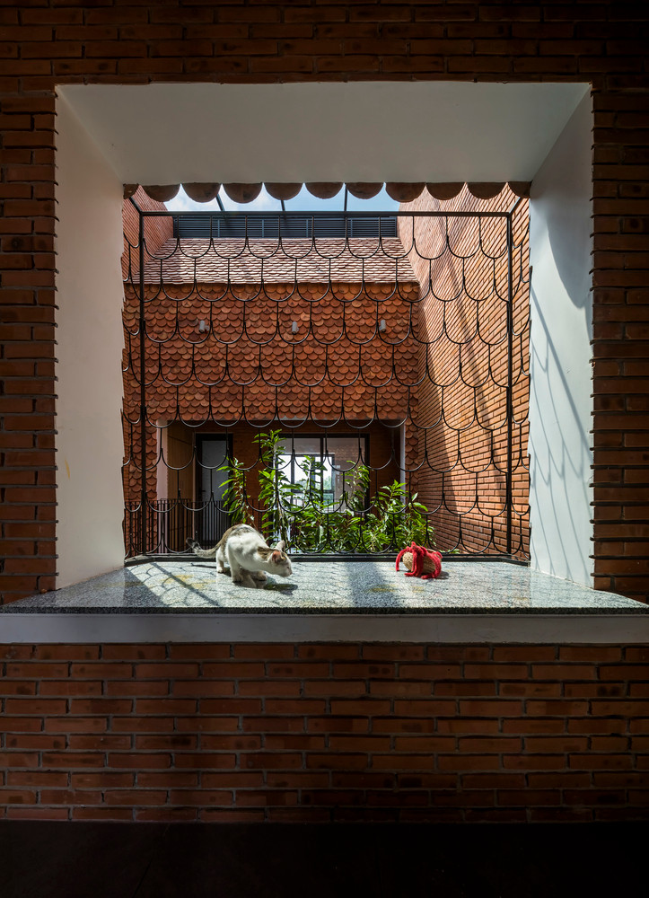 Mái hiên hạ thấp, bao bọc không gian học tập của hai con, mang đến cảm giác ấm áp, an toàn nhưng vẫn thoáng đãng, linh hoạt.