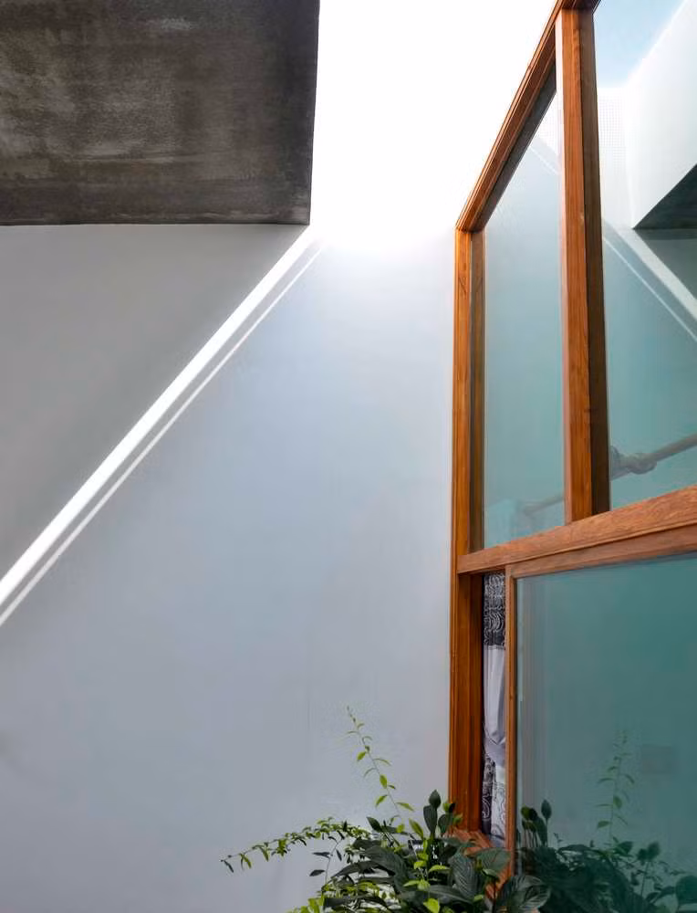 Từng góc nhỏ trong ngôi nhà đều có sự xuất hiện của nắng, của gió mang lại sức sống cho con người, cho cây xanh và cho ngôi nhà. Ảnh: TaDalat Design