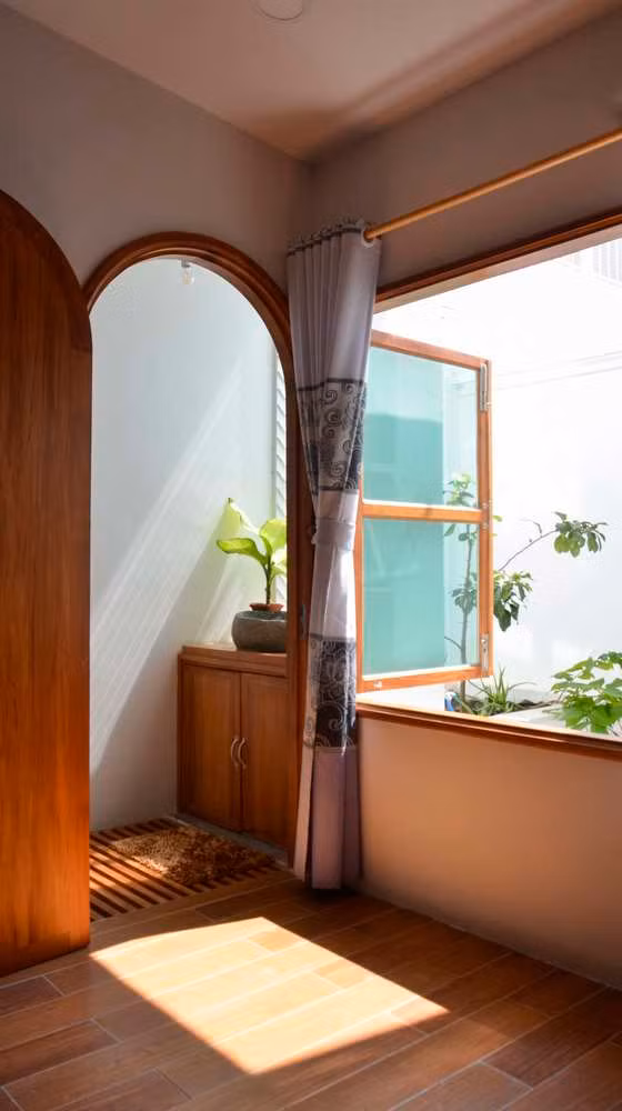 Đáng chú ý, không một cửa sổ nào tiếp xúc trực tiếp với không gian bên ngoài. Tường chừng như không gian bên trong sẽ bí bách và ngột ngạt nhưng, ngược lại. Ảnh: TaDalat Design