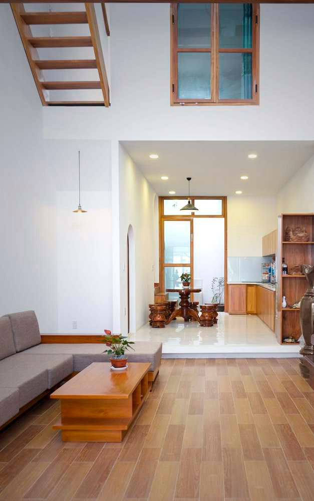 Tầng 1 gồm sân, phòng khách và nhà bếp. Ảnh: TaDalat Design