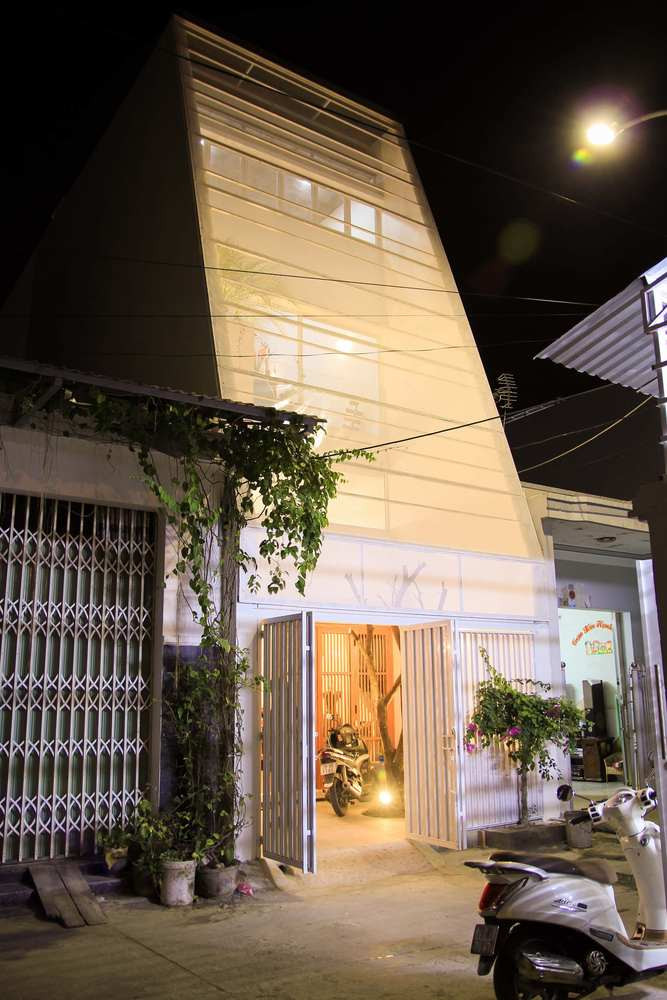 Tấm vỏ bọc sơn trắng giúp ánh sáng dễ dàng xuyên qua vào ban ngày. Mỗi khi đêm về, ánh sáng từ đèn nhà tạo nên một khung cảnh sống động, mờ ảo dưới con mắt của người qua đường. Ảnh: TaDalat Design