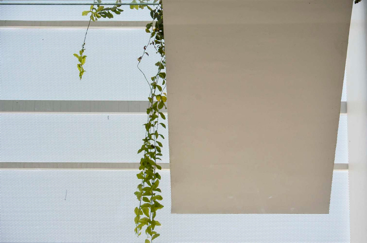 Để có được điều đó, kiến trúc sư đã tạo nên 2 lớp vỏ bọc bằng kim loại để bảo vệ, điều tiết lượng ánh sáng, nắng và gió cho toàn bộ không gian. Ảnh: TaDalat Design