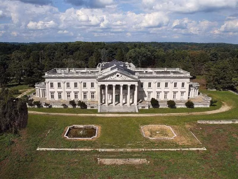 Dinh thự Lynnewood Hall thuộc sở hữu của doanh nhân Peter Arrell Browne Widener, một trong 100 người giàu nhất lịch sử nước Mỹ. Được xây dựng vào năm 1897-1990, chi phí xây dựng dinh thự lên đến 8 triệu USD (tương đương 211 triệu USD ngày nay). Ảnh: Getty