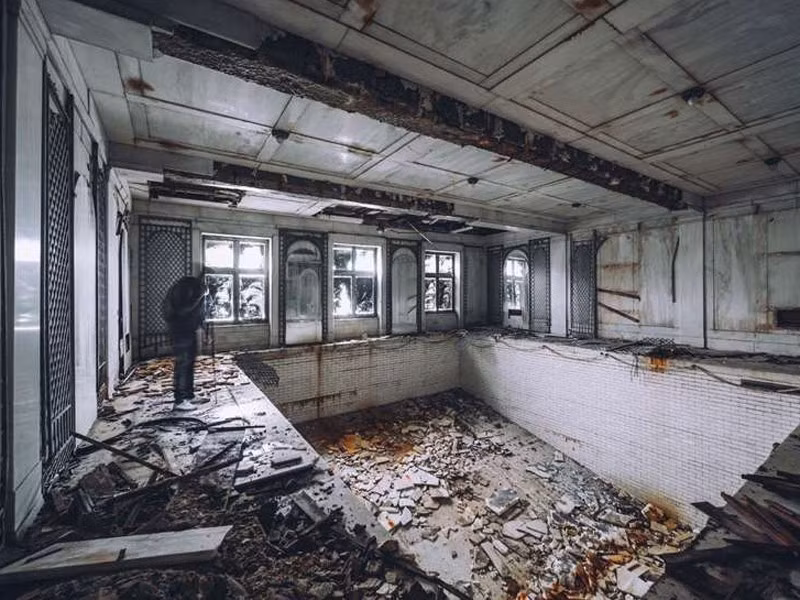 Đến nay, tòa nhà bị bỏ hoang trong nhiều thập kỷ đến đổ nát. Ảnh: Getty