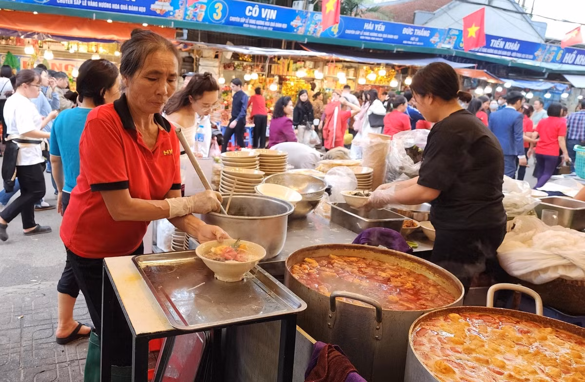 "Những ngày nghỉ Tết đã đông rồi, hôm nay còn đông gấp nhiều lần. Để bảo đảm phục vụ thực khách, nhà của tôi đã tăng cường nhân viên cũng như là bánh tôm, ốc, bún ốc để phục vụ", một chủ cửa hàng bánh tôm gần phủ Tây Hồ cho hay.