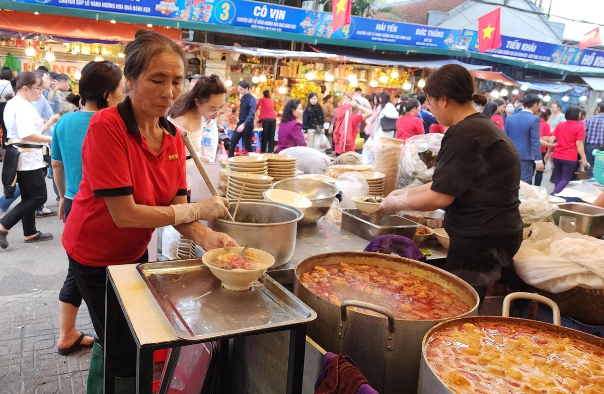 "Những ngày nghỉ Tết đã đông rồi, hôm nay còn đông gấp nhiều lần. Để bảo đảm phục vụ thực khách, nhà của tôi đã tăng cường nhân viên cũng như là bánh tôm, ốc, bún ốc để phục vụ", một chủ cửa hàng bánh tôm gần phủ Tây Hồ cho hay.