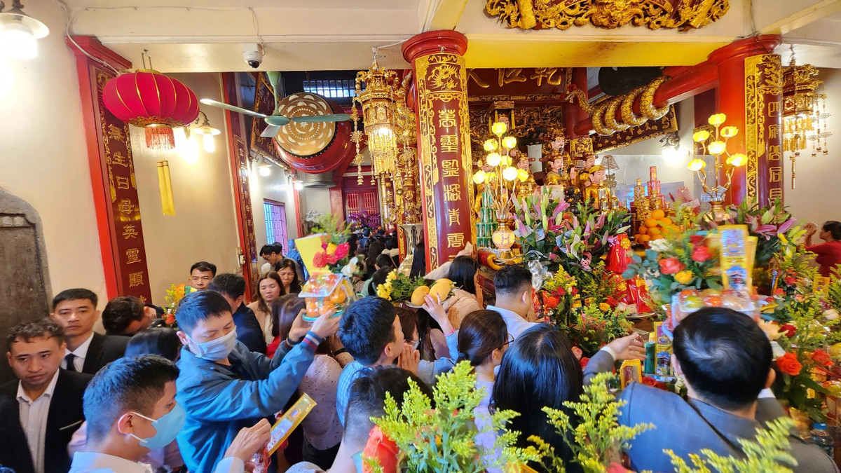 "Cùng với đó là lực lượng công an phường, CSGT quận tăng cường trực chốt ở các tuyến đường quanh phủ Tây Hồ làm nhiệm vụ điều tiết, hướng dẫn người tham giao thông để tránh ùn tắc", ông Chiêm thông tin.