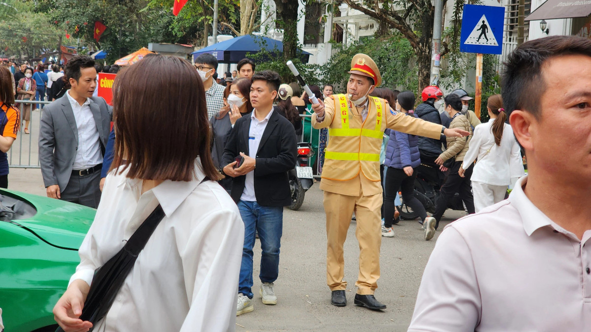 Để bảo đảm giao thông được thông suốt, một số đường dẫn vào phủ Tây Hồ có chốt trực (gồm cảnh sát trật tự và CSGT) điều tiết, hướng dẫn người tham gia giao thông.
