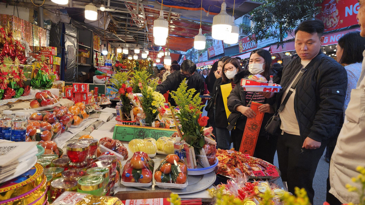 Quầy bán đồ lễ phục vụ du khách cũng tấp nập người vào mua.