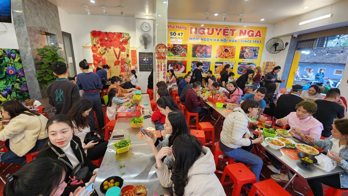 "Hôm nay là ngày làm việc đầu tiên của năm Giáp Thìn 2024, tôi và bạn bè tranh thủ giờ nghỉ trưa đã đến phủ Tây Hồ để dâng lễ. Cầu mong năm Giáp Thìn, mọi sự hanh thông", chị Vũ Hồng Loan (trú quận Cầu Giấy) chia sẻ.