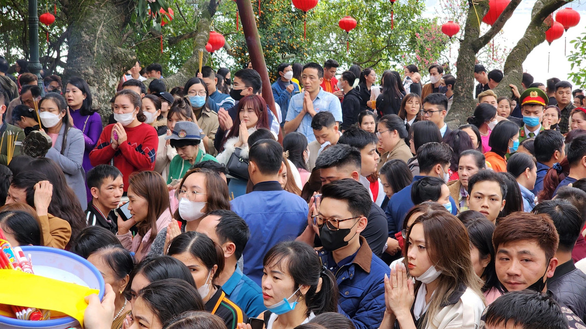 Trung tá Dương Văn Chiêm, Trưởng Công an phường Quảng An, quận Tây Hồ cho biết, công an quận đã cử cán bộ, chiến sĩ đến phủ Tây Hồ nhằm để bảo đảm an ninh trật tự, nhắc nhở người dân chú ý bảo vệ đồ dùng cá nhân để tránh kẻ xấu lợi dụng sự đông đúc thực hiện hành vi trộm cắp.