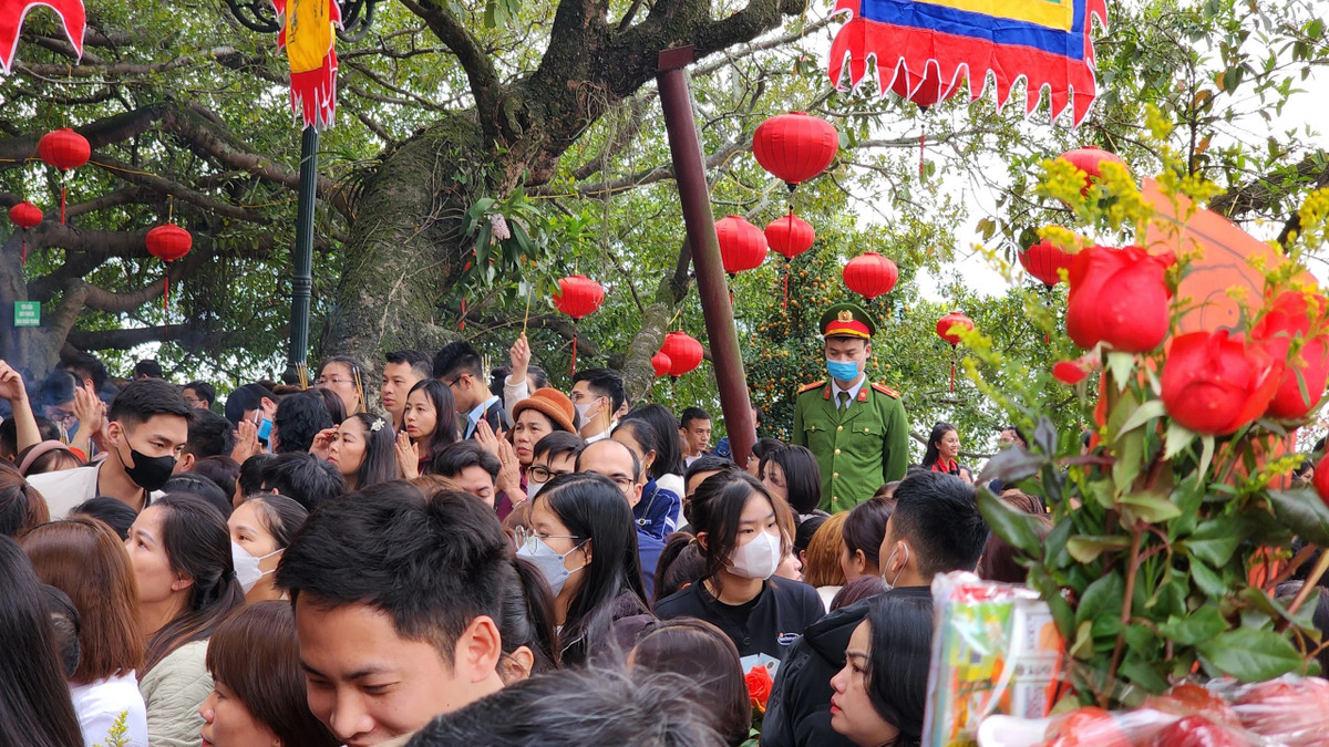 Để bảo đảm an ninh, trật tự, cũng như là nhắc nhở người dân bảo quản tư trang cá nhân, các cán bộ, chiến sĩ công an đã có mặt tại đây.