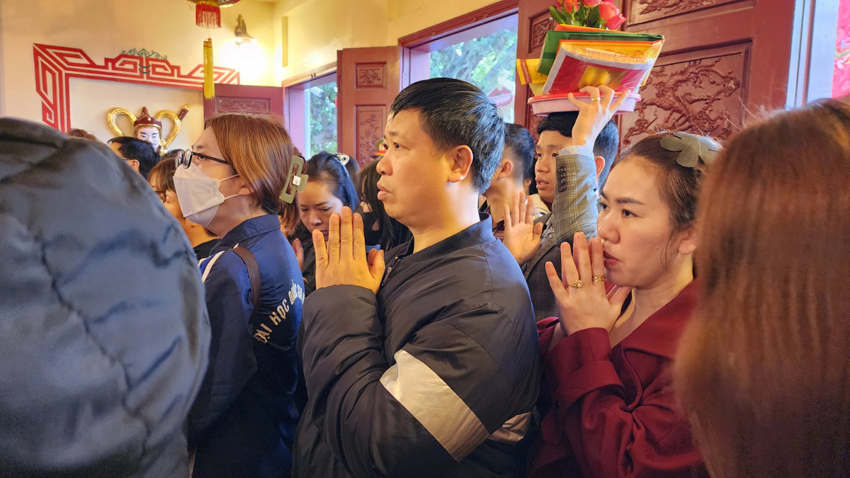 Bên trong phủ, do lượng người đến đông nên việc chen chân vào để đặt lễ cũng rất khó khăn.