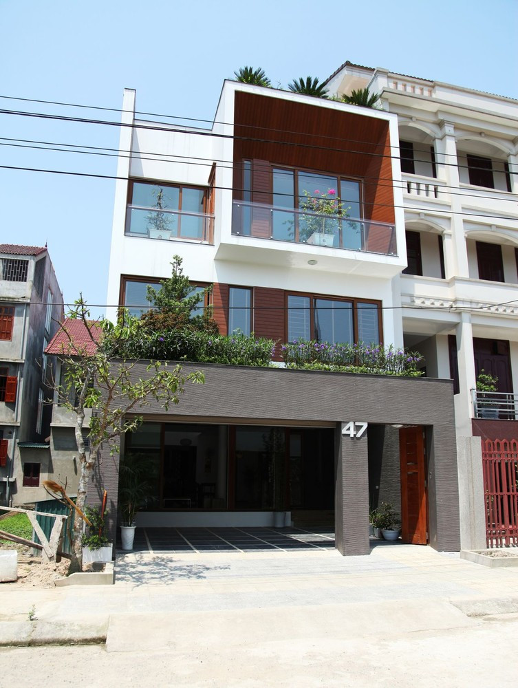 Tọa lạc tại thành phố Hà Tĩnh, House No47 được xem là không gian sống đáng mơ ước của bất kỳ ai ở phố thị. Ngôi nhà sở hữu kiến trúc hiện đại kết hợp cùng các giải pháp lấy sáng, thông gió tối ưu.