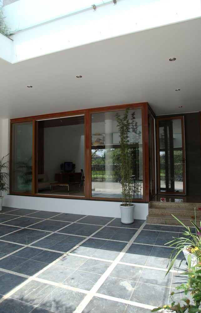 Tường kính được sử dụng cho phần lớn không gian của mỗi tầng.