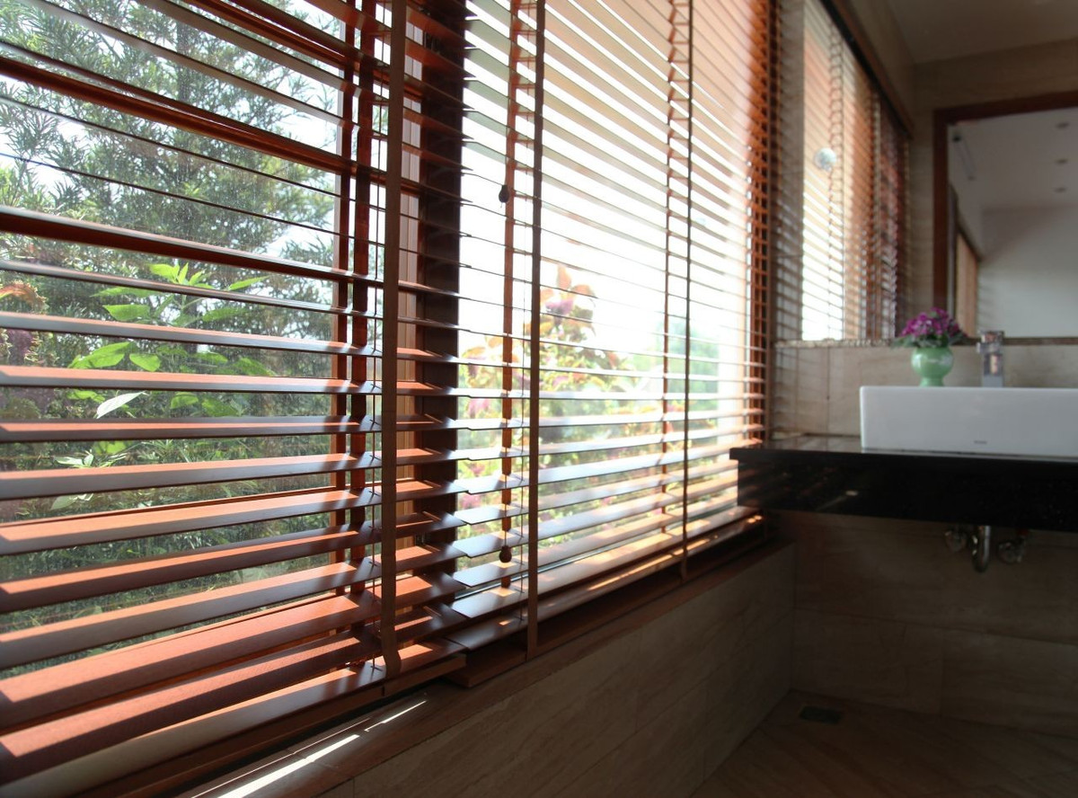 Phòng tắm thông thoáng nhờ thiết kế cửa sổ linh hoạt đóng mở để điều chỉnh lượng ánh sáng. Nguồn ảnh: Nguyen Van Tho