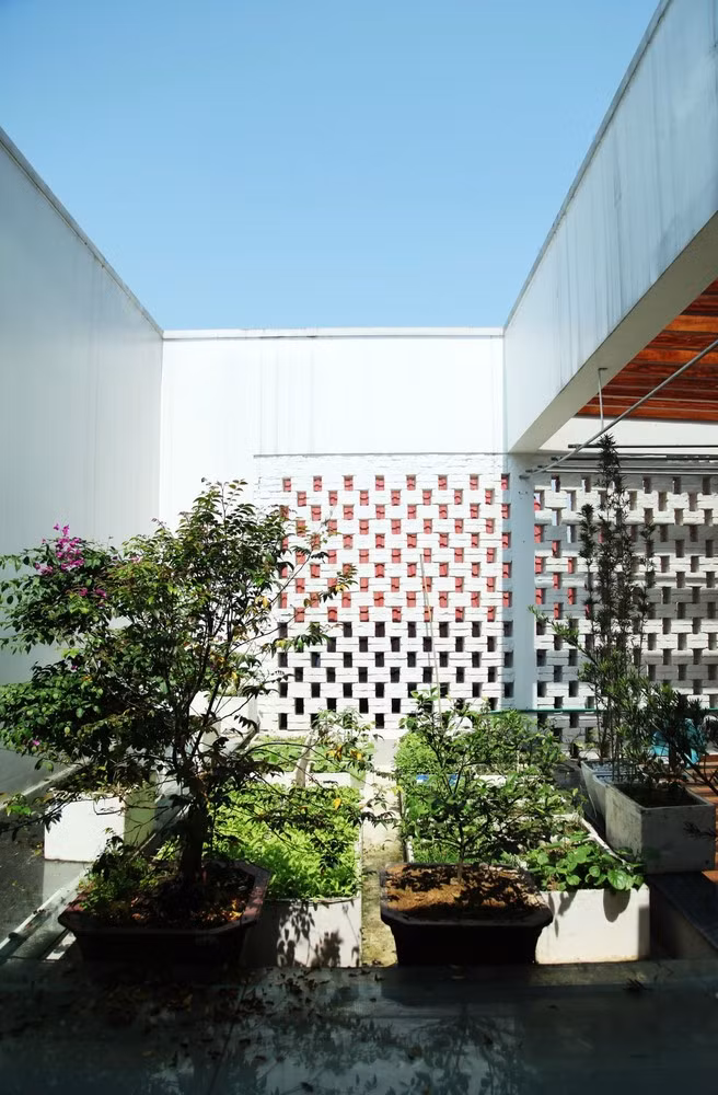 Tường gạch thông gió giúp không gian bên trong nhà luôn thông thoáng.