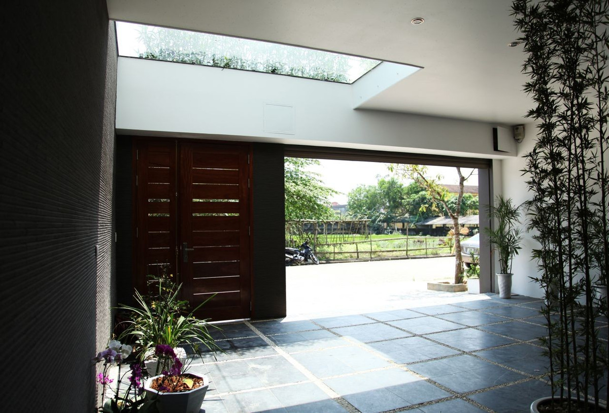 Bước qua cánh cổng là khoảng sân rộng có giếng trời lấy ánh sáng.