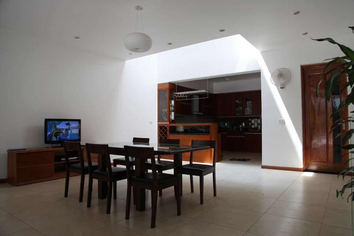 Phòng ăn ấm cúng với nội thất gỗ.