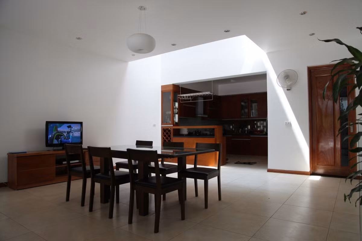 Phòng ăn ấm cúng với nội thất gỗ.