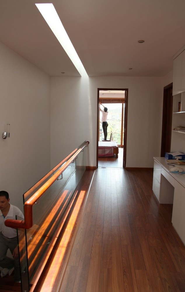 Cầu thang với lan can kính hiện đại.