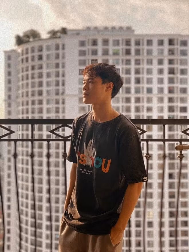 Bên cạnh thu nhập từ sân cỏ, tiền đạo Văn Toàn còn cho ra mắt thương hiệu thời trang của riêng mình mang tên VATO9. Các mặt hàng thương hiệu VATO9 kinh doanh gồm áo thun, áo hoodie, balo, giày dép, mũ, khẩu trang. Ảnh: FBNV