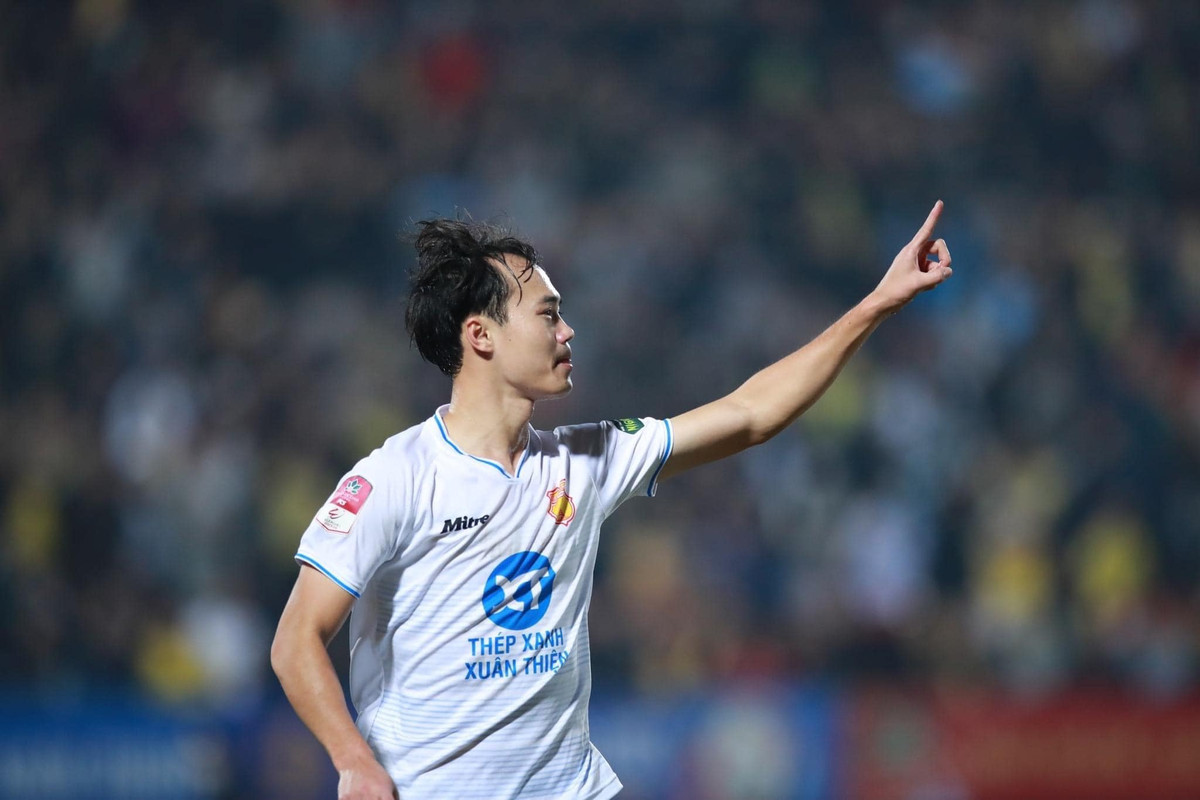 Văn Toàn sinh năm 1996, Văn Toàn là cầu thủ nổi tiếng với hàng triệu người theo dõi trên mạng xã hội. Trong sự nghiệp của mình, Văn Toàn luôn đứng top những cầu thủ nội có thu nhập cao. Ảnh: FBNV