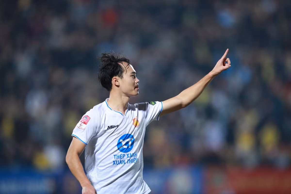 Văn Toàn sinh năm 1996, Văn Toàn là cầu thủ nổi tiếng với hàng triệu người theo dõi trên mạng xã hội. Trong sự nghiệp của mình, Văn Toàn luôn đứng top những cầu thủ nội có thu nhập cao. Ảnh: FBNV