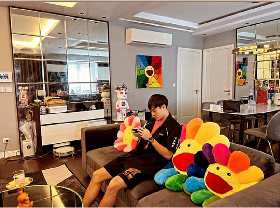Ngoài biệt thự ở quê, Văn Toàn còn sở hữu căn hộ cao cấp ở Hà Nội với bộ sưu tập gấu đồ chơi BearBrick có giá hàng trăm triệu đồng. Ảnh: FBNV