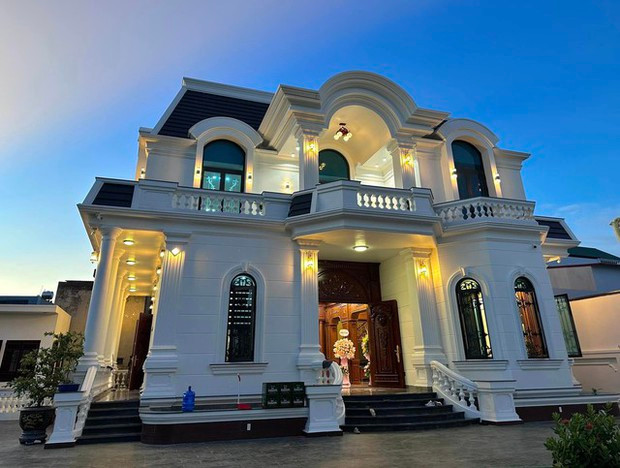 Căn biệt thự hai tầng rộng rãi, mang phong cách sang trọng, hiện đại. Ảnh: FBNV