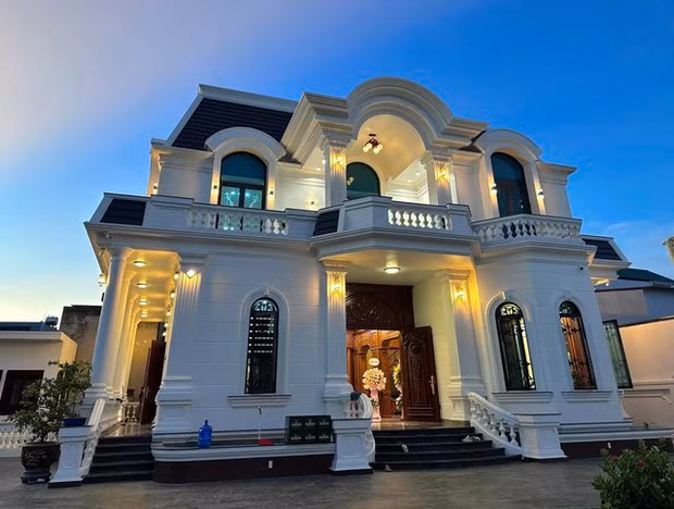 Căn biệt thự hai tầng rộng rãi, mang phong cách sang trọng, hiện đại. Ảnh: FBNV