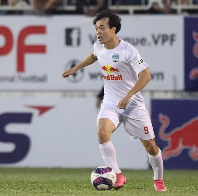 Tháng 9 năm ngoái, cầu thủ Văn Toàn ký hợp đồng 3 năm với Thép xanh Nam Định. Theo tiết lộ, Văn Toàn nhận mức "lót tay" lên tới 20 tỷ cho 3 năm cùng mức lương khoảng 100 triệu đồng/tháng. Ảnh: Dân Việt