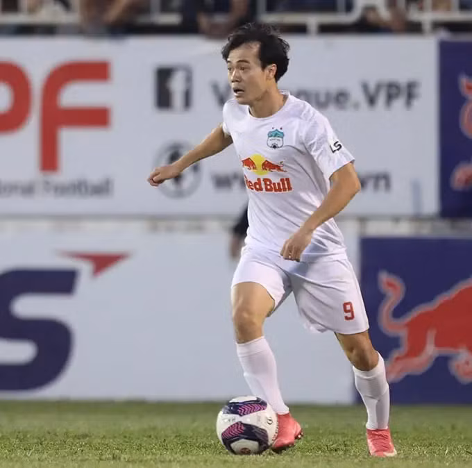 Tháng 9 năm ngoái, cầu thủ Văn Toàn ký hợp đồng 3 năm với Thép xanh Nam Định. Theo tiết lộ, Văn Toàn nhận mức "lót tay" lên tới 20 tỷ cho 3 năm cùng mức lương khoảng 100 triệu đồng/tháng. Ảnh: Dân Việt