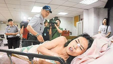 Hứa Thuần Mỹ kết hôn lần đầu năm 19 tuổi với "ông trùm" Lý Văn Thanh. Vì chồng trăng hoa và vũ phu nên bà đã ly hôn sau 2 năm chung sống.