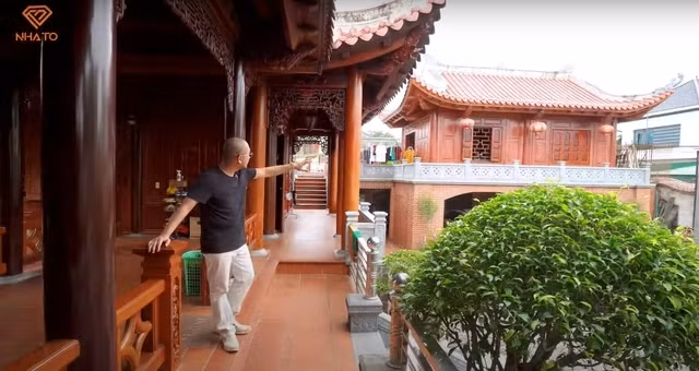 Trong nhà có tới 46 cột trụ gỗ, đường kính gần 50cm. Ảnh chụp màn hình NhaTo