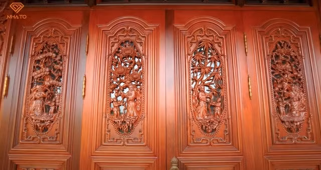 Cánh cửa được chạm khắc công phu bởi các nghệ nhân đến từ Nam Định. Ảnh: Chụp màn hình NhaTo