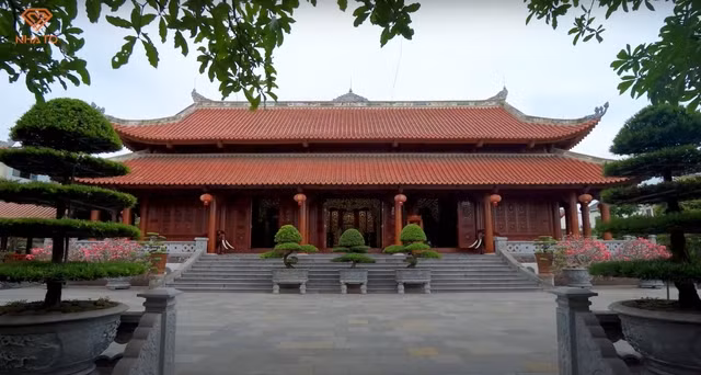 Căn nhà chính xây trên 400m2 đất, nền móng cao 2,8 m. Ảnh: Chụp màn hình NhaTo