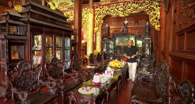 Không gian nhà chính đặt bộ tràng kỷ có tuổi đời lâu năm, mang đậm màu sắc hoài cổ. Ảnh: Chụp màn hình NhaTo