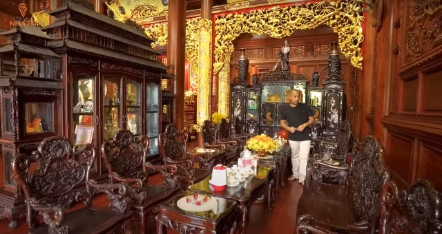 Không gian nhà chính đặt bộ tràng kỷ có tuổi đời lâu năm, mang đậm màu sắc hoài cổ. Ảnh: Chụp màn hình NhaTo