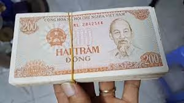 Tờ 200 đồng phát hành năm 1987, có màu nâu đỏ tổng thể. Mặt trước in dòng chữ "Cộng hòa Xã hội Chủ nghĩa Việt Nam", Quốc huy, chân dung Chủ tịch Hồ Chí Minh, mệnh giá 200 đồng bằng chữ và số, hình trang trí hoa văn dân tộc và hoa văn lưới hiện đại. Ảnh: Internet