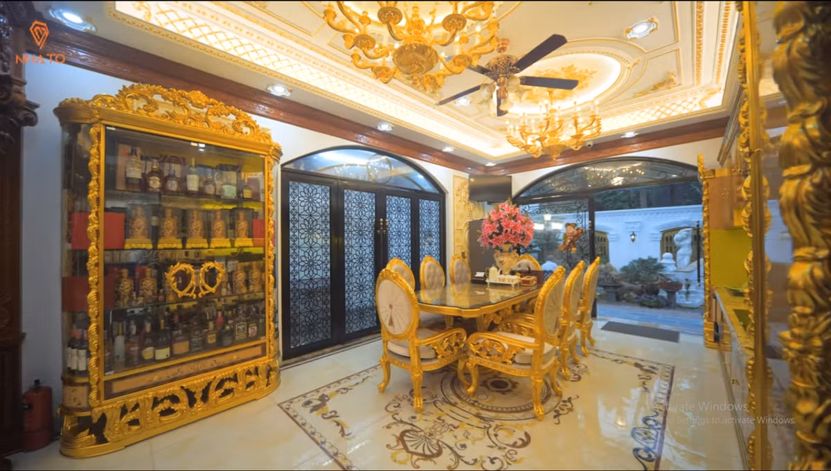 Phòng ăn nổi bật với màu vàng bắt mắt.