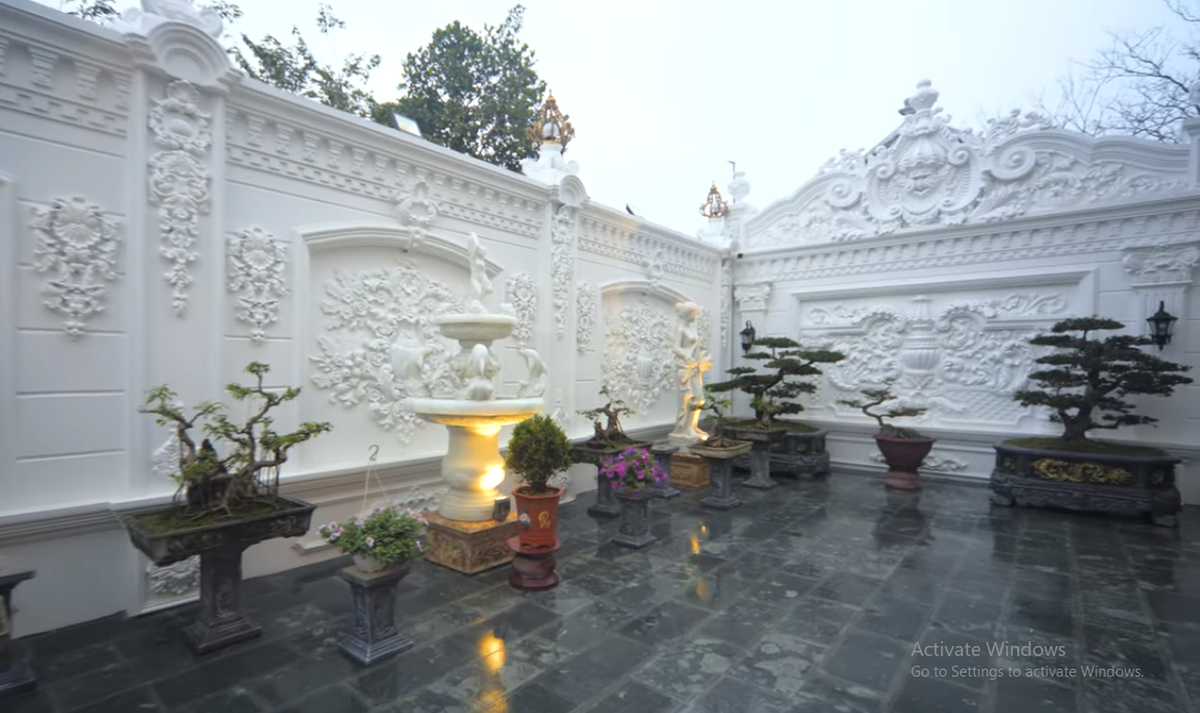 Trên khu đất rộng 370m2, gia chủ dành gần 200m2 xây nhà, còn lại là diện tích sân vườn.