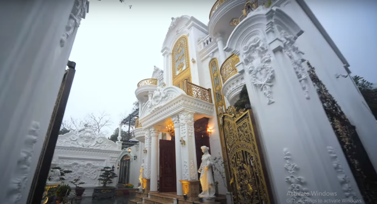 Theo giới thiệu trên kênh YouTube NhaTo, căn biệt thự bề thế tại Tiên Du (Bắc Ninh) được gia chủ xây để báo hiếu cha mẹ ngay trên mảnh đất của tổ tiên.