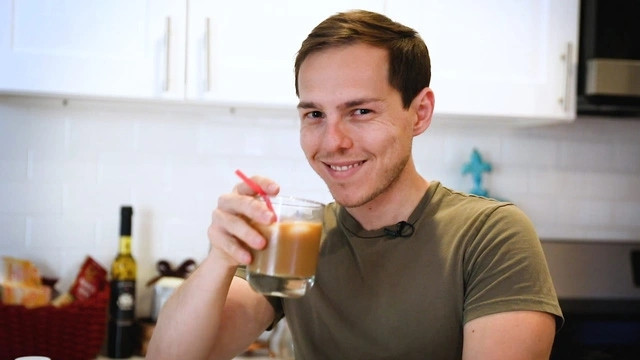 Youtuber Graham Stephan - người chuyên về bất động sản và kiếm được 220.000 USD (5 tỷ) mỗi tháng, ghét tiêu tiền vào việc mua cà phê bên ngoài và thích tự pha ở nhà.