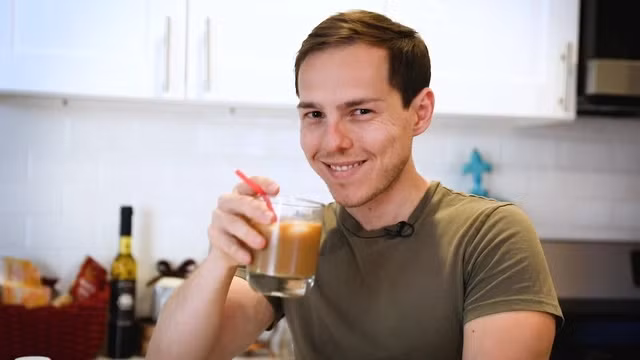 Youtuber Graham Stephan - người chuyên về bất động sản và kiếm được 220.000 USD (5 tỷ) mỗi tháng, ghét tiêu tiền vào việc mua cà phê bên ngoài và thích tự pha ở nhà.