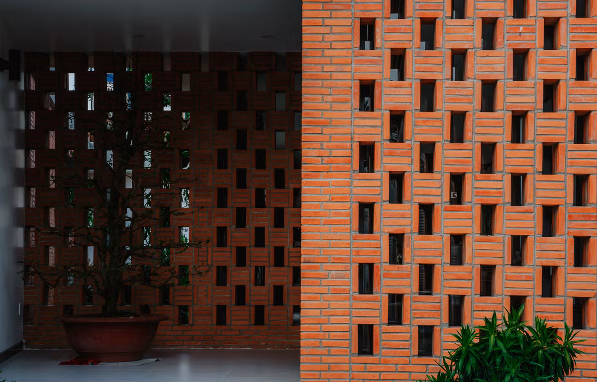 Mặt tiền 2 lớp xen kẽ không chỉ giảm nắng gắt vào nhà mà còn giúp gió tự nhiên lưu thông sâu trong mà mà vẫn đảm bảo sự riêng tư.