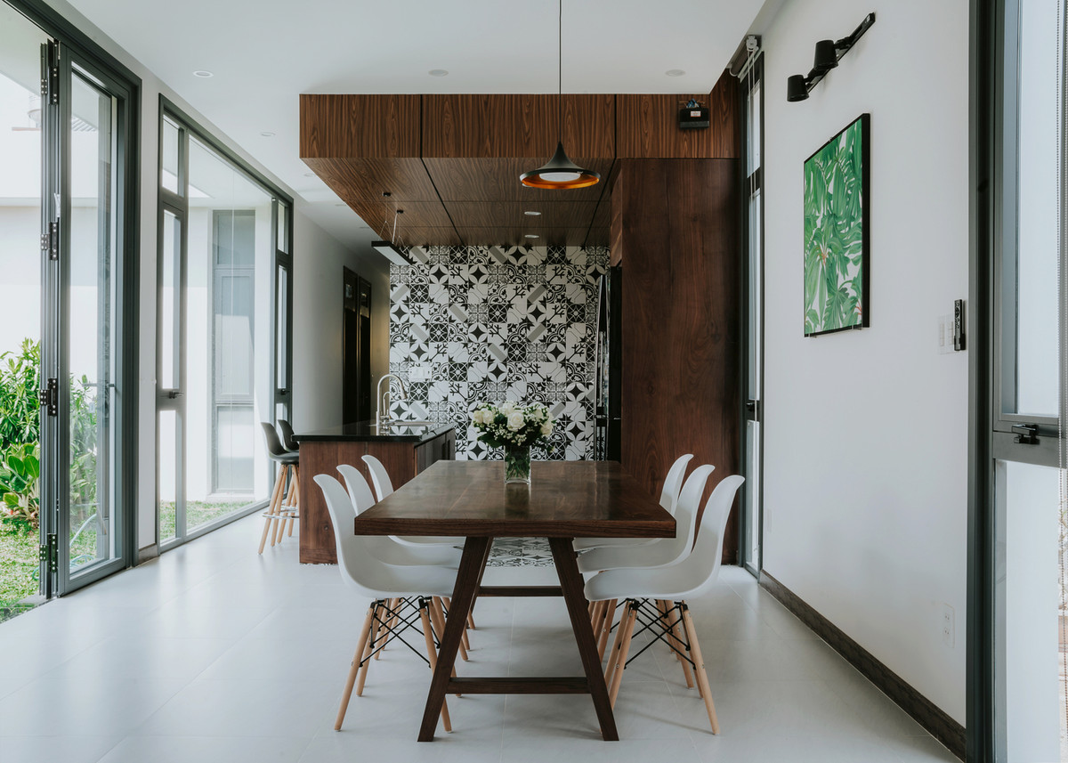 Bức tường gạch bông với gam màu đen - trắng cá tính là điểm nhấn của khu bếp. Ảnh: Cung Vit