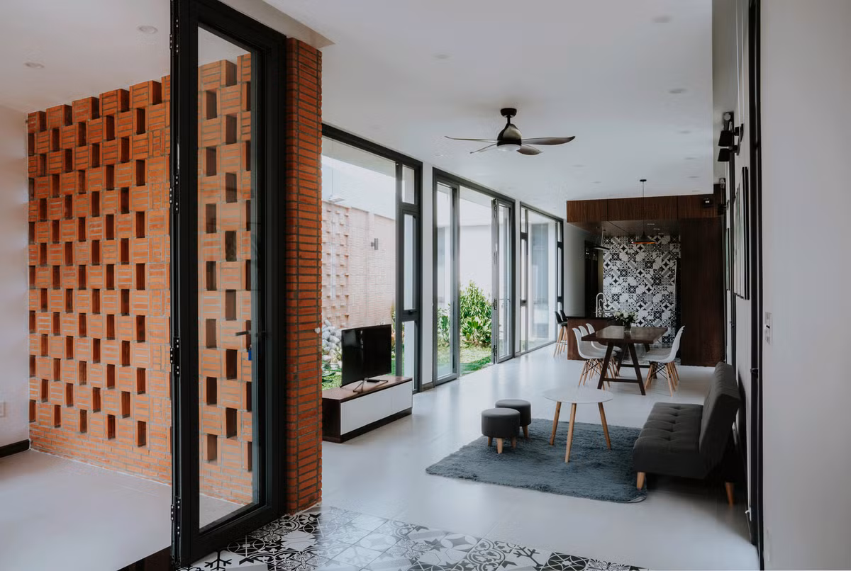 Các khu vực sinh hoạt chung được phân bổ theo chiều dài nhà. Không gian nào cũng ngập ánh sáng tự nhiên và được hưởng trọn vẹn tầm nhìn xanh mát từ khu vườn. Ảnh: Cung Vit