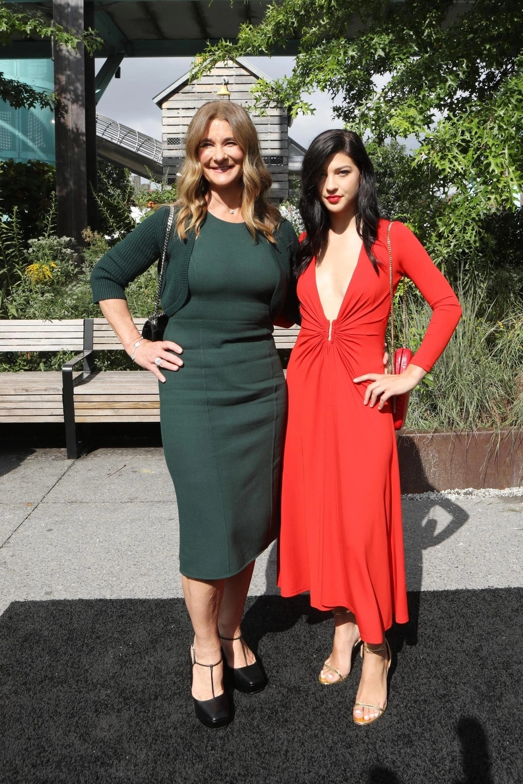 Gần đây nhất, bà Melinda và cô con gái Phoebe Gates cùng xuất hiện trong một clip "hát nhép" vui nhộn trên nền nhạc là ca khúc mới Fortnight của Taylor Swift. Ảnh: Page Six